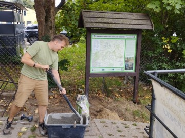 ponowny montaz tablicy informacyjnej w starych skoszewach, 